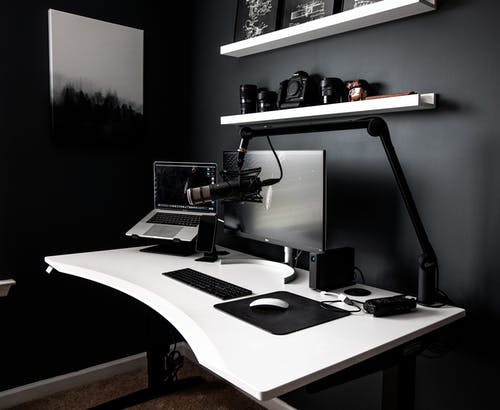 Menggunakan Laptop pada Kegiatan Penyampaian Informasi